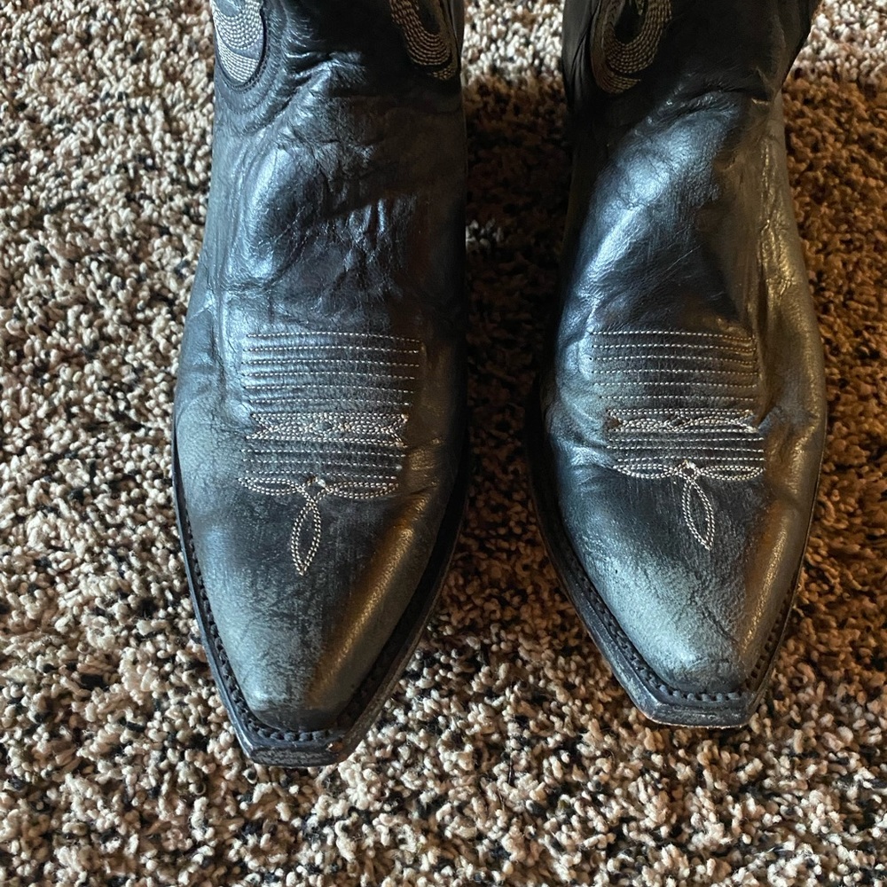 Old gringo worn once if that. Size 7